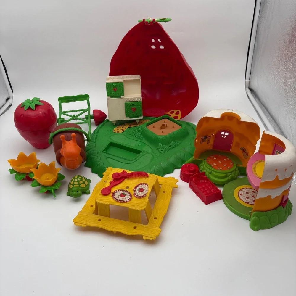 Vintage 1980s‎ Strawberry Shortcake Berry Bake Shoppe & Snail Cart Playset Lot